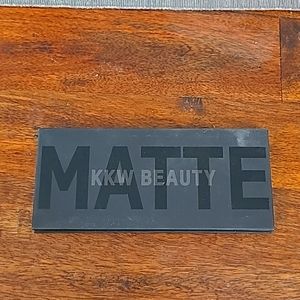 KKW Matte Smoke palette